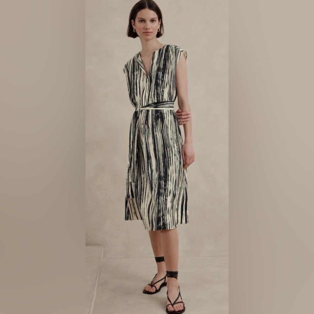 Banana Republic Factory Navy and Cream Silky Crepe Midi Dress